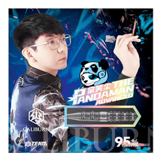 Caliburn Player The Pandaman Advanced Steeldarts - 23g Das Bild zeigt die Steeldarts "Caliburn Player The Pandaman Advanced" mit einem Gewicht von 23g. Im Vordergrund ist ein Spieler mit Dartpfeil sowie das Produktdesign und ein Panda-Logo zu sehen.