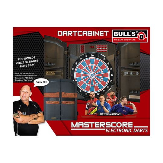 67990_Bulls_Master-Score_RB_Elektronik_Dartboard_2 Das Bild zeigt das Produkt "Bulls Masterscore RB Elektronik Dartboard" in einer ansprechenden Verpackung. Auf der Verpackung sind verschiedene Dartspieler und das elektronische Dartboard mit Schrank abgebildet.