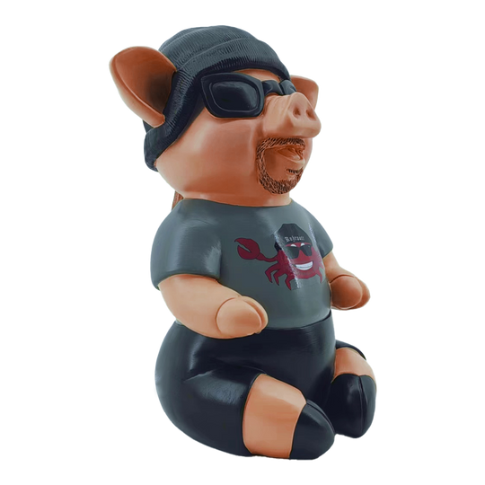 Markus Krebs Phrase Pig Das Bild zeigt das Produkt "Markus Krebs Phrasenschwein". Die lustige Figur ist als Schwein gestaltet und trägt Sonnenbrille, Mütze und T-Shirt.