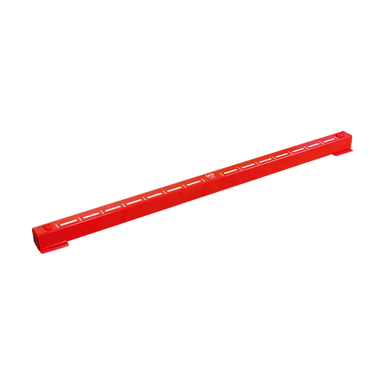 Das Bild zeigt ein rotes Metall-Oche namens "Bulls Oky Metall Oche". Es hat weiße Markierungen auf der Oberseite und wird beim Dartspielen als Abwurflinie verwendet.