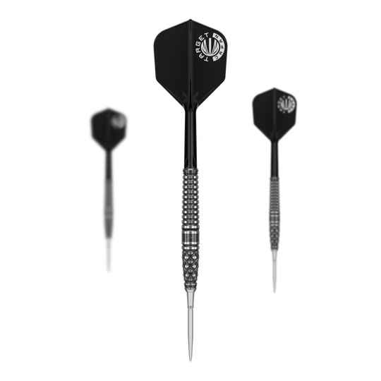 Target Japan Paul Lim The Legend GEN8 Swiss Point Steeldarts - 24g Das Bild zeigt drei Steeldarts des Produkts „Target Japan Paul Lim The Legend GEN8 Swiss Point – 24g“. Die Darts haben schwarze Flights und ein silbernes, strukturiertes Barrel-Design.