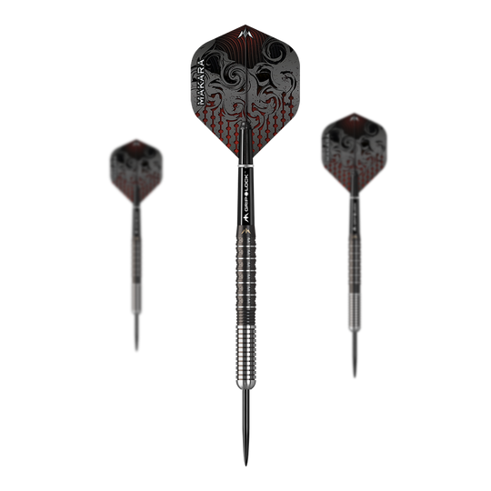 Mission Makara M1 Steeldarts Das Bild zeigt drei Steeldarts des Produkts "Mission Makara M1". Die Dartpfeile haben ein silber-schwarzes Design mit auffälligen, gemusterten Flights.