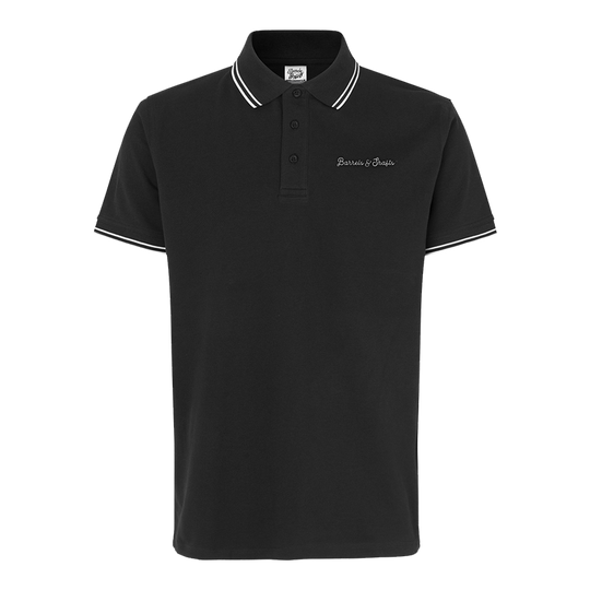 Barrels and Shafts Polo Shirt - Black Das Bild zeigt ein schwarzes Poloshirt mit weißen Akzenten an Kragen und Ärmeln. Auf der Brust ist der Schriftzug "Barrels & Shafts" eingestickt.