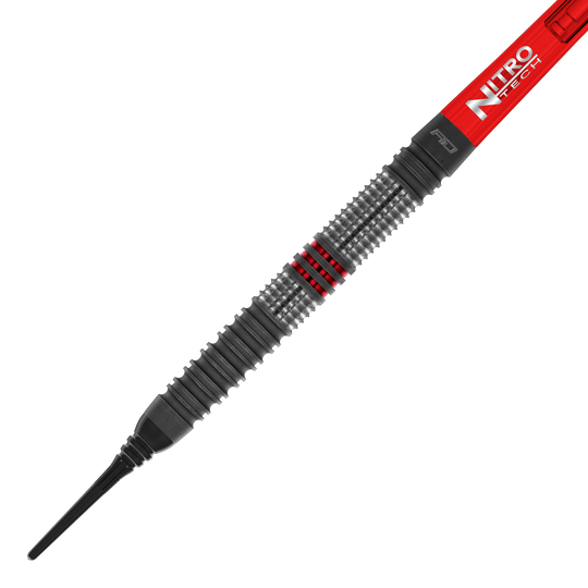 Red Dragon Jonny Clayton Hiraeth Soft Darts - 20g Das Bild zeigt den Red Dragon Jonny Clayton Hiraeth Softdart mit einem Gewicht von 20 Gramm. Der Dart hat ein silbernes Griffstück mit roten Akzenten und einen roten Schaft mit der Aufschrift "Nitro Tech".