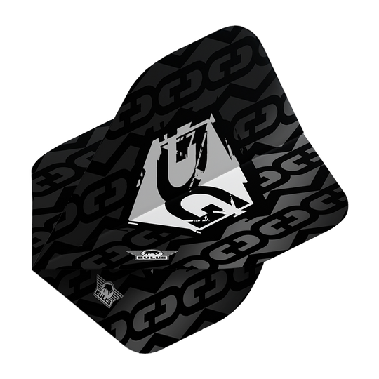 BU50921_Bulls_NL_Player_100_Martijn_Kleermaker_80_No2_Standard_Flights_2 Das Bild zeigt ein schwarzes Dart-Flügelset mit Kettenglied-Design und einem weißen grafischen Logo in der Mitte. Unten ist das Bulls NL Logo zu sehen.