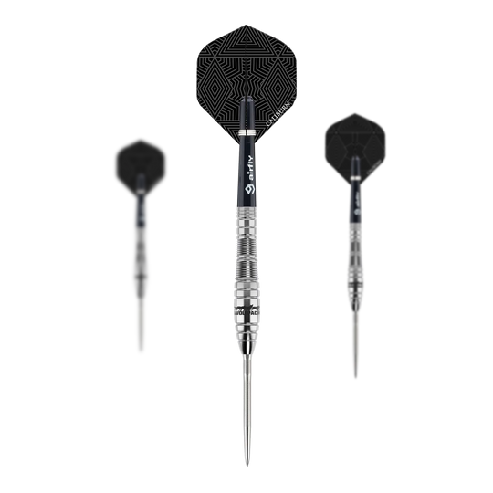 Caliburn Wolfpack W2 steel darts - 22g Das Bild zeigt drei Steeldarts des Produkts "Caliburn Wolfpack W2 Steeldarts - 22g". Die Darts haben silberne Spitzen und schwarze Flights mit geometrischem Muster.