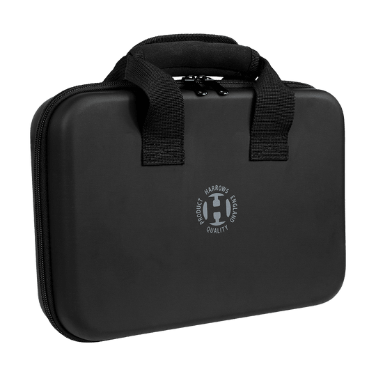 HRT-16525_Harrows_Imperial_Dartcase_Schwarz_1 Die Abbildung zeigt das Produkt "Harrows Imperial Dartcase - Schwarz". Es handelt sich um ein schwarzes Etui mit Reißverschluss und Tragegriffen zur Aufbewahrung von Dartzubehör.