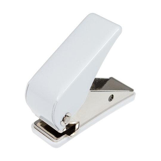 630-Flight-Locher-630-1 Das Bild zeigt den Flight Locher 630, einen weißen und kompakten Locher. Er besteht aus Metall und hat ein schlichtes, modernes Design.