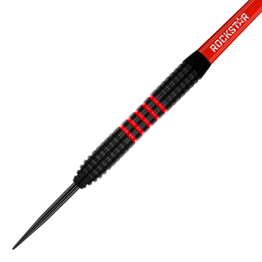 Winmau Joe Cullen Brass Steeldarts - 20g Das Bild zeigt einen Winmau Joe Cullen Brass Steeldart mit einem Gewicht von 20g. Der Dart ist überwiegend schwarz mit roten Ringen und dem Schriftzug "ROCKSTAR" auf dem Schaft.