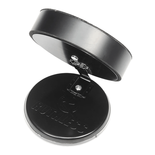 Ruthless Mini Desktop Dartboard Set Das Bild zeigt das Produkt "Ruthless Mini Desktop Dartboard Set" in geöffnetem Zustand. Es besteht aus zwei runden, schwarzen Teilen, die durch ein Scharnier verbunden sind.