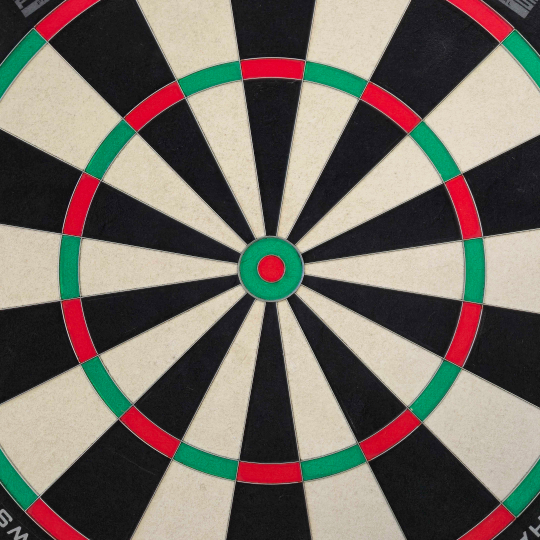 Harrows Fortis steel dartboard Das Harrows Fortis Steeldartboard wird hier von vorne gezeigt. Es eignet sich hervorragend für professionelle und Freizeitspieler.