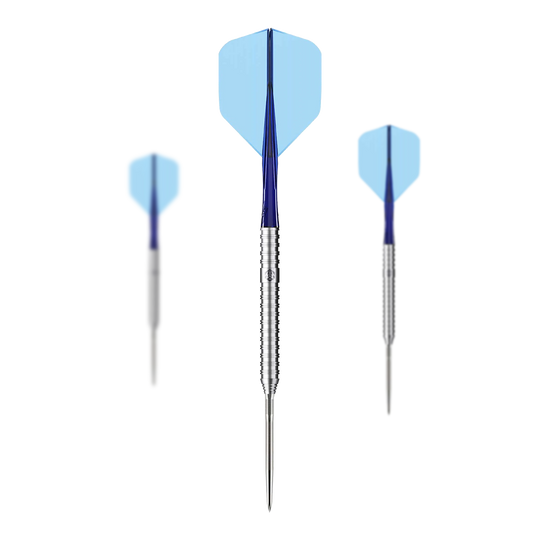 Caliburn Forge F3 steel darts - 22g Das Bild zeigt drei Caliburn Forge F3 Steeldarts mit einem Gewicht von 22g. Die Darts haben blaue Flights und silberne, gerillte Spitzen.