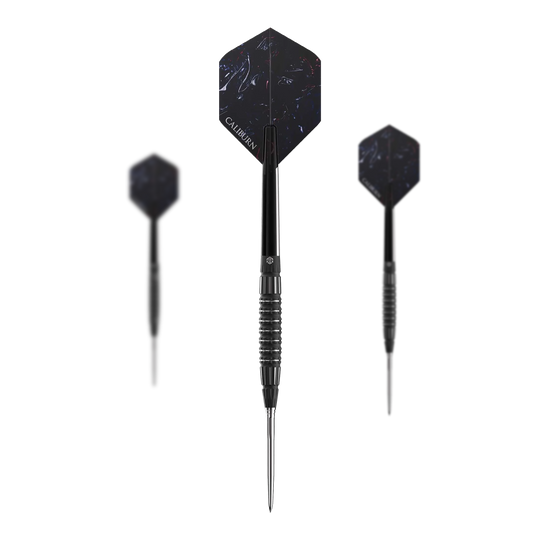 Das Bild zeigt drei Steeldarts des Modells "Caliburn Sword S3" mit einem Gewicht von 23g. Die Darts haben ein schwarzes Design mit silbernen Spitzen und dunklen Flights.