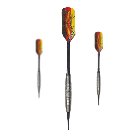 McDart 85 Tungsten V6 Soft Darts - 16g Das Bild zeigt drei Softdarts des Modells "McDart 85er Tungsten V6" mit einem Gewicht von 16g. Die Darts haben silberne Barrels und bunte Flights in Rot-Gelb-Schwarz.