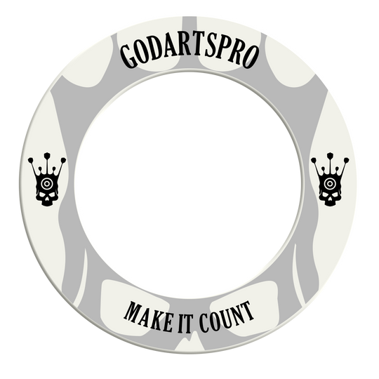 Go Darts Pro Dartboard Surround Hier ist ein weißes Dartboard Surround zu sehen. Das Foto stellt das Produkt in Nahaufnahme dar.