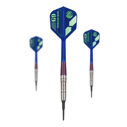 Das Bild zeigt drei Softdarts der Marke Target Japan Haruki Muramatsu Rising Sun GEN9 2BA mit einem Gewicht von 21,5g. Die Darts haben blaue Flights mit grünem Aufdruck und silberne Spitzen.
