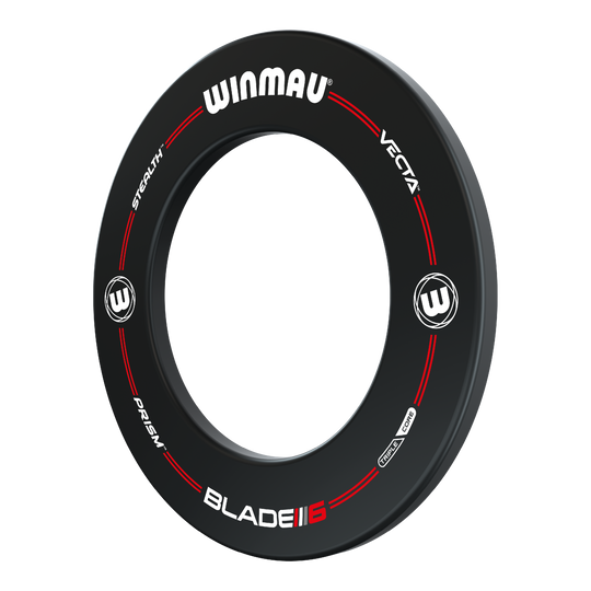 Winmau Pro-Line Blade 6 Dartboard Surround Das Bild zeigt das Produkt "Winmau Pro-Line Blade 6 Dartboard Surround". Es handelt sich um einen schwarzen Schutzring für eine Dartscheibe mit weißen und roten Aufdrucken.