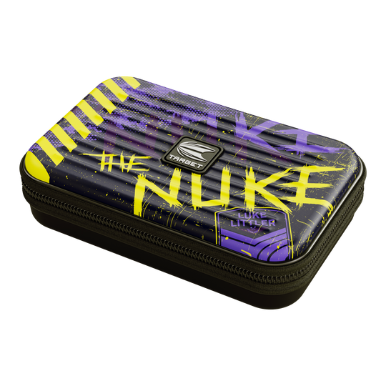 Hier ist das Target Takoma Luke Littler XL Dartcase zu sehen. Es eignet sich zur Aufbewahrung und zum Transport von Dartzubehör.