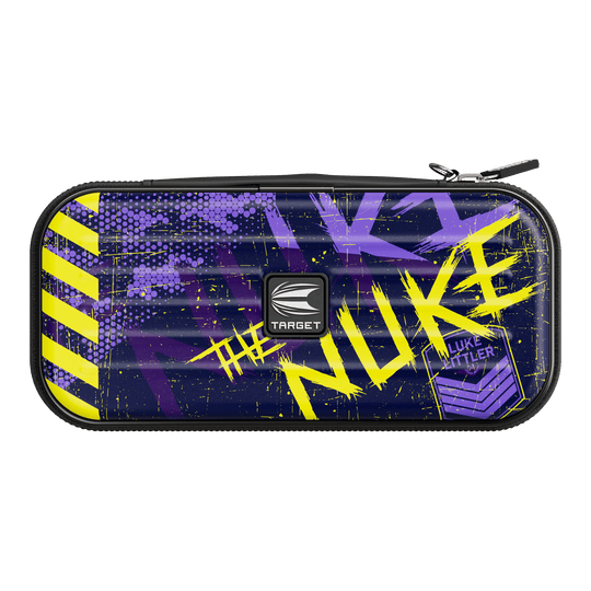 Target Takoma Luke Littler dart case Das Bild zeigt das Produkt "Target Takoma Luke Littler Dartcase" mit einem auffälligen Design in Lila und Gelb. Auf dem Etui steht in gelber Schrift "THE NUKE" sowie der Name "Luke Littler".