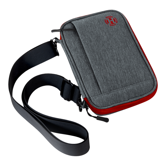 Harrows Smart Case XL dart wallet Das Bild zeigt eine graue Darttasche mit roten Akzenten und einem schwarzen Schultergurt. Auf der Vorderseite ist ein rundes rotes Logo sichtbar.