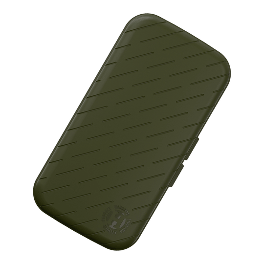Harrows Slimcase Dart Case Das Bild zeigt ein schlankes, grünes Etui mit leicht abgeschrägten Kanten und schrägen Linien als Muster. In der unteren Ecke befindet sich ein rundes Logo mit der Aufschrift "HARROWS ORIGINAL QUALITY PRODUCT".
