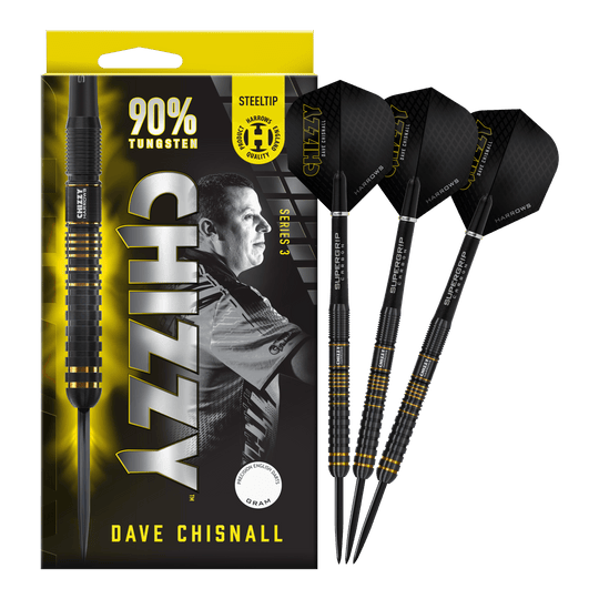 Harrow's Dave Chisnall Chizzy Series 3 steel darts Das Bild zeigt eine Verpackung der Harrows Dave Chisnall Chizzy Series 3 Steeldarts mit einem Porträt von Dave Chisnall. Rechts daneben sind drei schwarze und gelbe Steeldarts abgebildet.