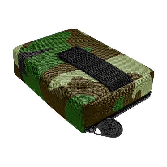 716_McDart_Tasche_Klein_Camo_3 Die Abbildung zeigt eine kleine Tasche im Camouflage-Design. Sie hat einen schwarzen Reißverschluss und einen schwarzen Stoffstreifen auf der Oberseite.