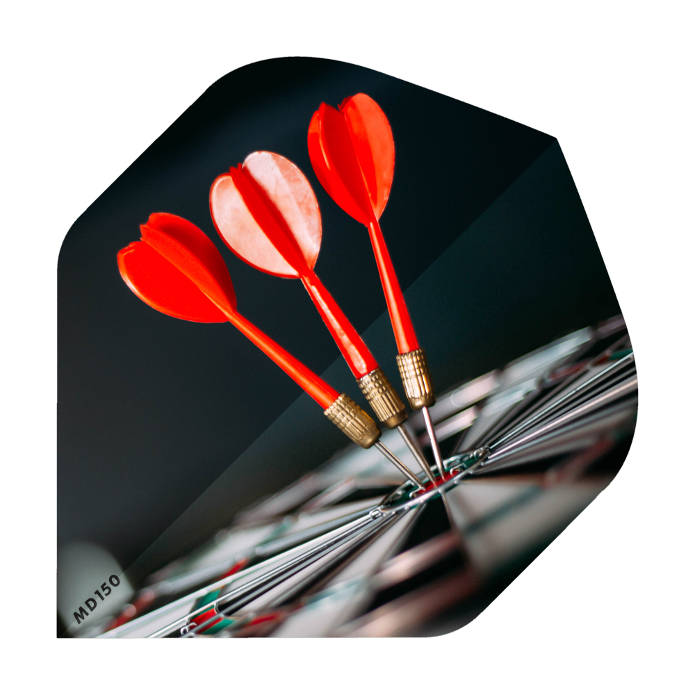 MD-201-Log_2-Seitig_Bedruckte_Flights_Logo_MD150_4 Drei rote Dartpfeile stecken dicht beieinander in der Mitte einer Dartscheibe. In der unteren linken Ecke steht der Schriftzug "MD150".